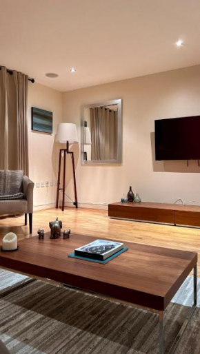 Comfortable & Well-Located 2 Bed Apartment in Chelsea